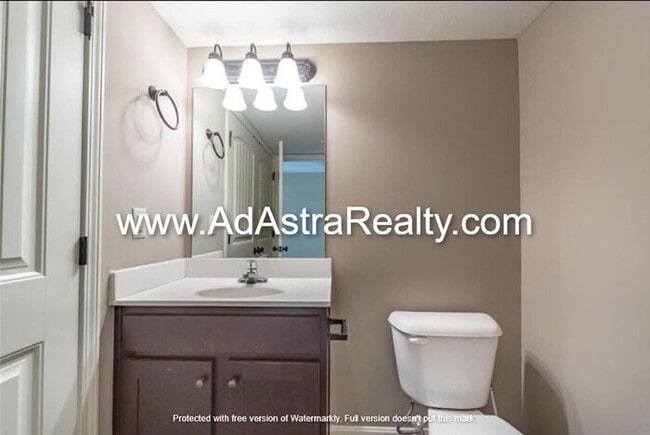 Building Photo - Gorgeous Like New KCMO Townhome-Available ...