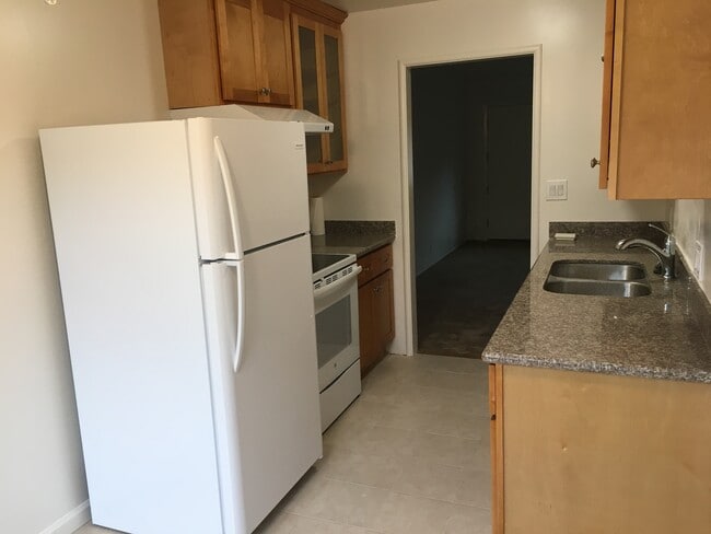 Building Photo - 976 College Dr