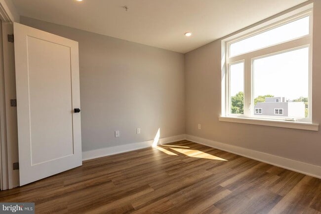 Building Photo - 3965 Lancaster Ave