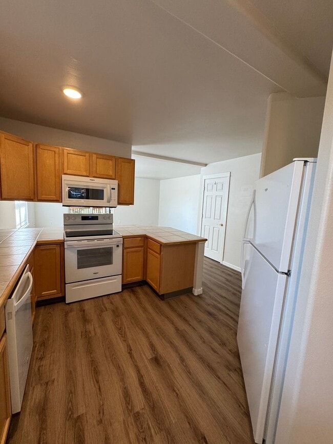 Building Photo - Updated duplex in NW Bend