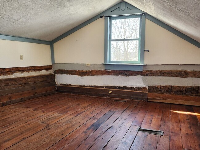 Building Photo - Writer's Retreat is a sweet rustic log cabin with 1 BR, 1 Ba located 4 miles from Lexington.