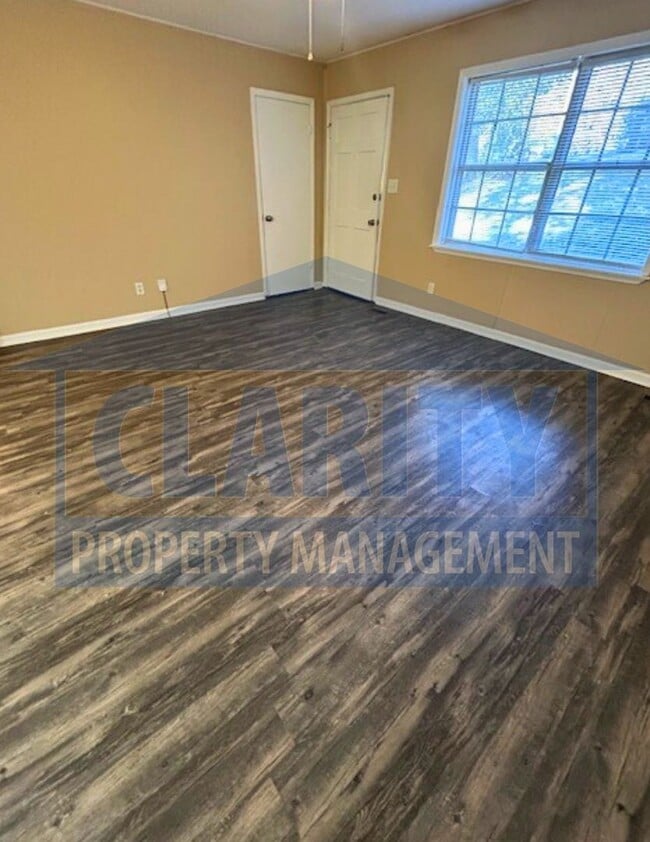 Building Photo - Charming 3 Bedroom, 1 Bath Home with Garag...