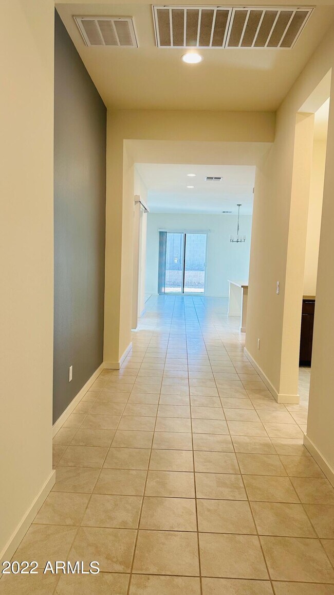 Building Photo - 943 E Paseo Way