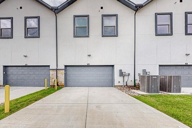 Building Photo - 4 bed 3 Bath Luxurious Townhome in Frisco!