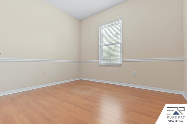 Building Photo - 16 Pinelynn Dr