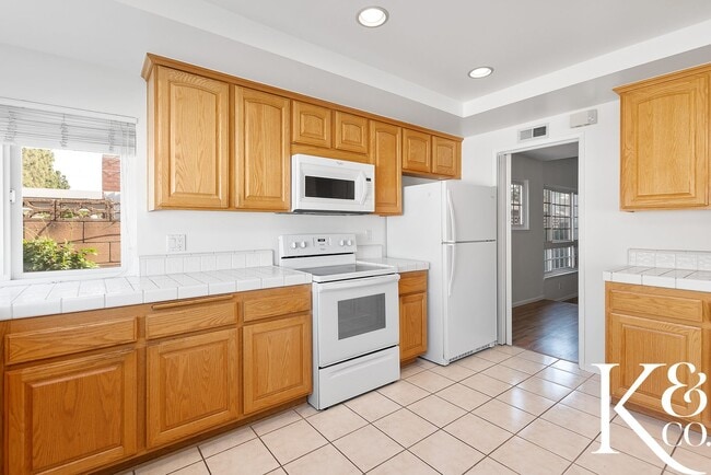 Building Photo - Stunning 4-Bedroom Simi Valley Home with P...