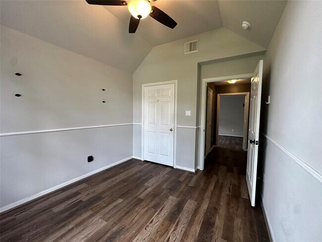 Building Photo - 243 Fantasy Ln