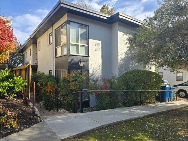 Building Photo - Beautifully Remodeled 2nd Floor apartment near downtown Martinez... 1/2 Month off the 3rd months ...