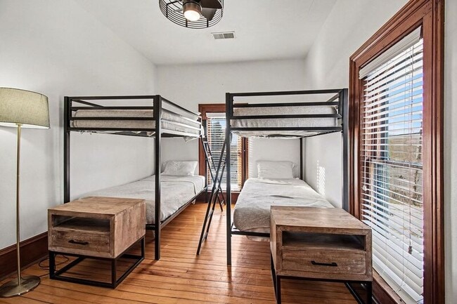 Building Photo - 704 24th Ave