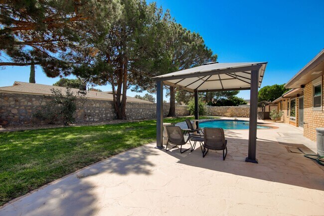 Building Photo - Stunning eastside rental in highly desirable area!