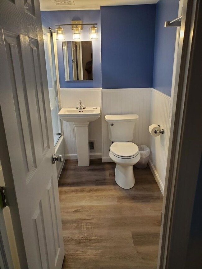 Building Photo - Walking distance to UD - Pending Applicati...