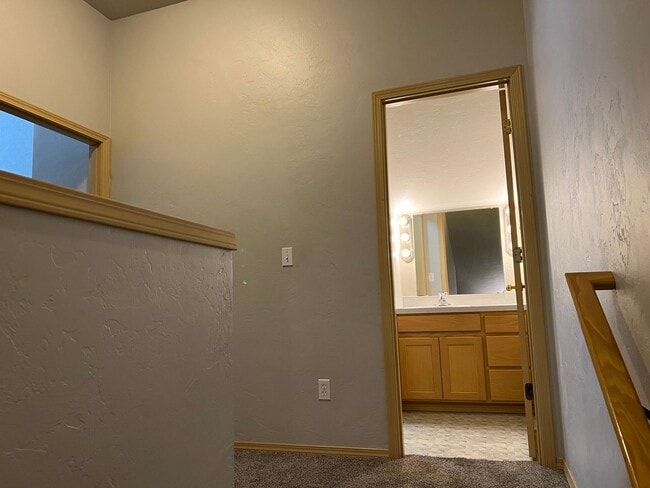 Building Photo - 2 bedroom apartment in a great neighborhood!