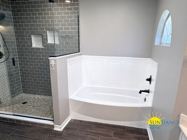 Building Photo - Stunning 3 Bedroom Home in Navarre