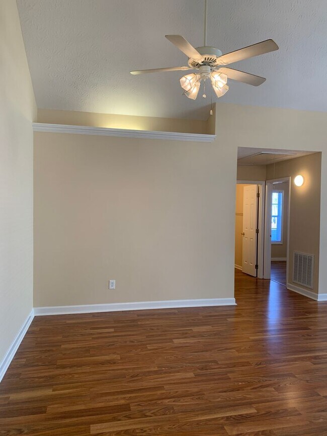 Building Photo - 2 Bedroom 2 Bath Townhouse Available Now on Jasmine Cove Way