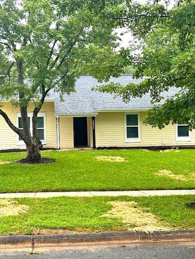 Building Photo - Available Beautifully Renovated Bungalow!