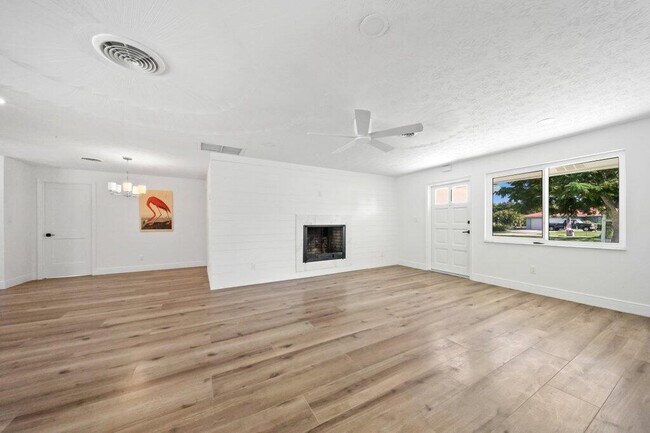 Building Photo - 2416 N W Everglades Blvd