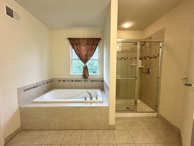 Building Photo - 3 bedrooms, 2.5 bathrooms