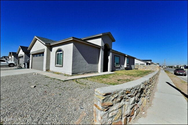 Building Photo - 14945 Tierra Escape Ave