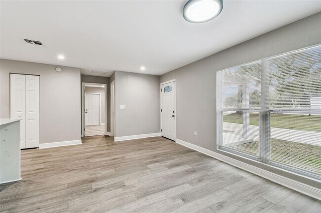 Building Photo - 6005 Lakeside Dr