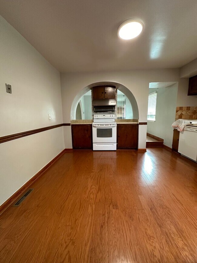 Building Photo - Pembroke Manor-4 bedroom 2.5 bath Single f...