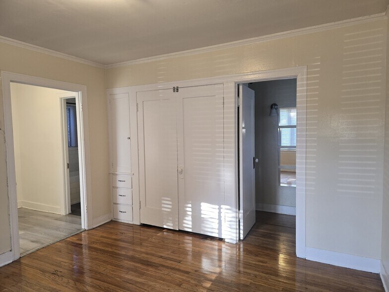 Building Photo - 2808 1/2 Hillcrest Dr