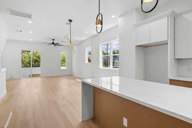 Building Photo - 3348 Sauer St