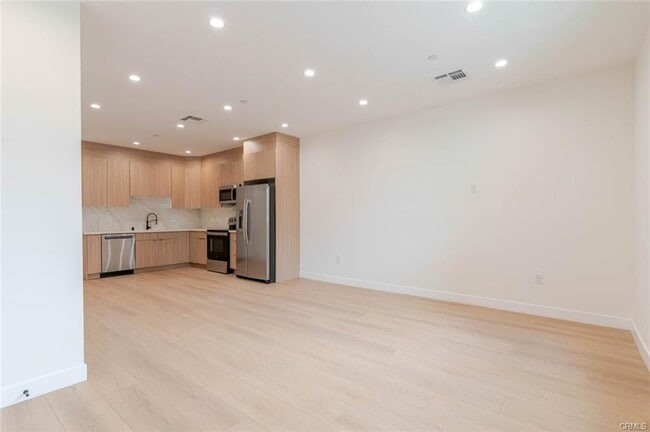 Building Photo - 6217 Sylvia Ave