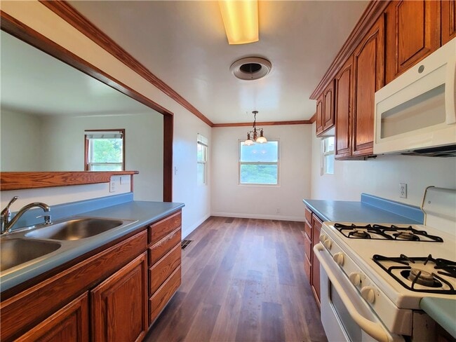 Building Photo - 1349 Fairview Ln