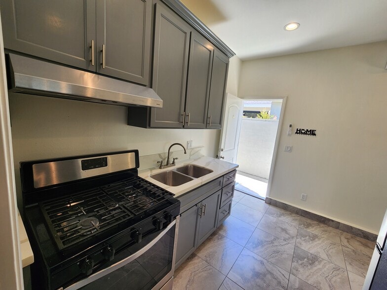 Building Photo - 9852 Cabanas Ave