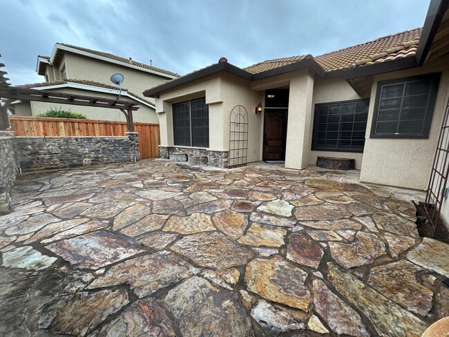 Building Photo - Immaculate home with pool & hardwood floors!