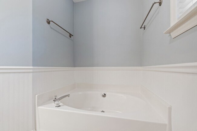 Building Photo - Charming 4-Bedroom with Backyard Retreat i...