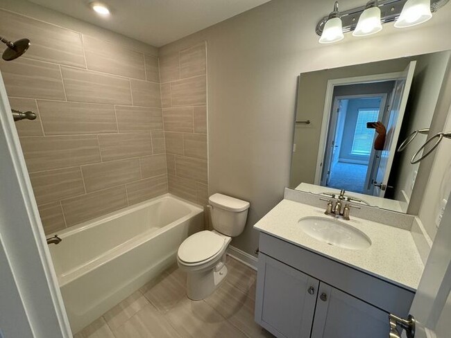 Building Photo - Fabulous Like-New End-Unit Townhome in Durham