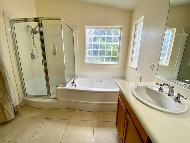 Building Photo - Open Single-Family 3Bed/2.5BA Home Mere Mi...