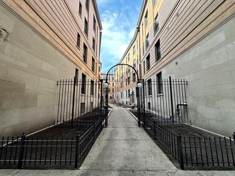 Primary Photo - 431 W Belden Ave