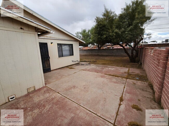 Building Photo - Grant & Silverbell Rd 3/1.5 with A/C $500 Security Deposit