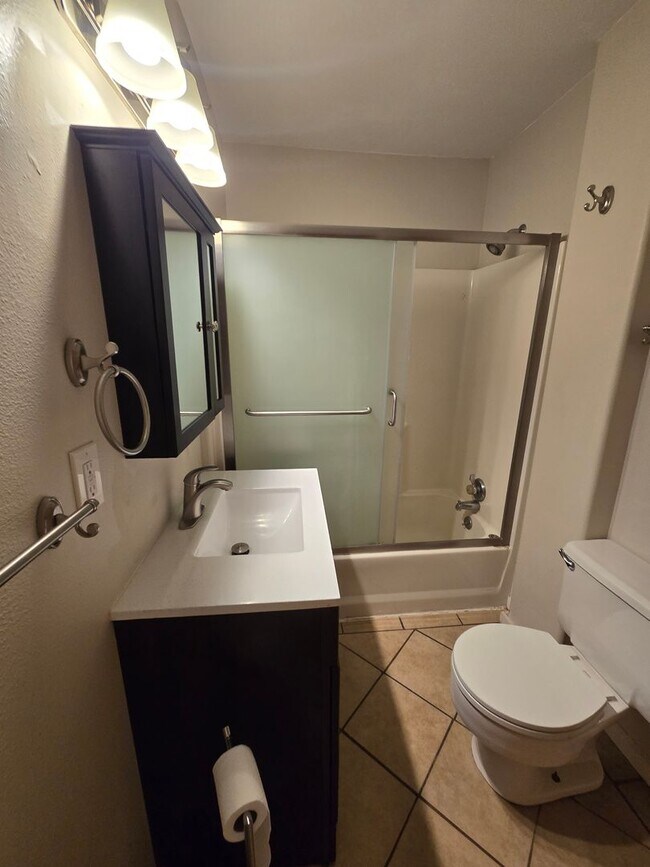 Building Photo - Great Single Level Home in Oakridge!