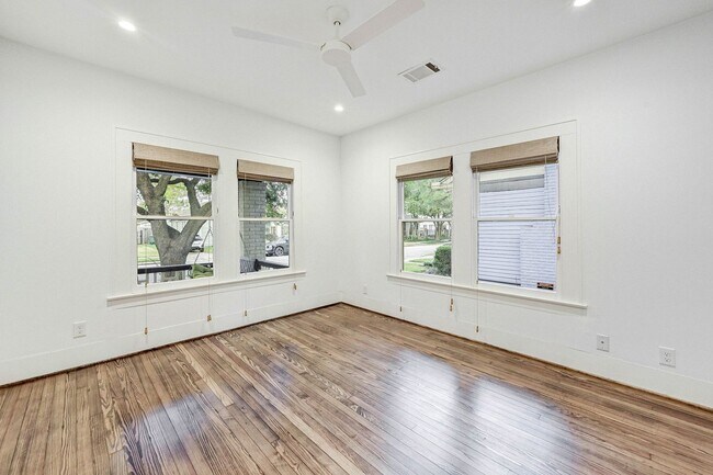 Building Photo - Completely renovated Heights historic bung...