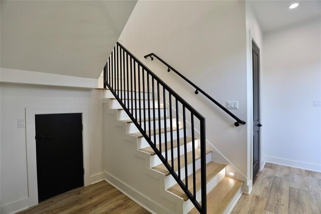 Building Photo - 609 E 38th St