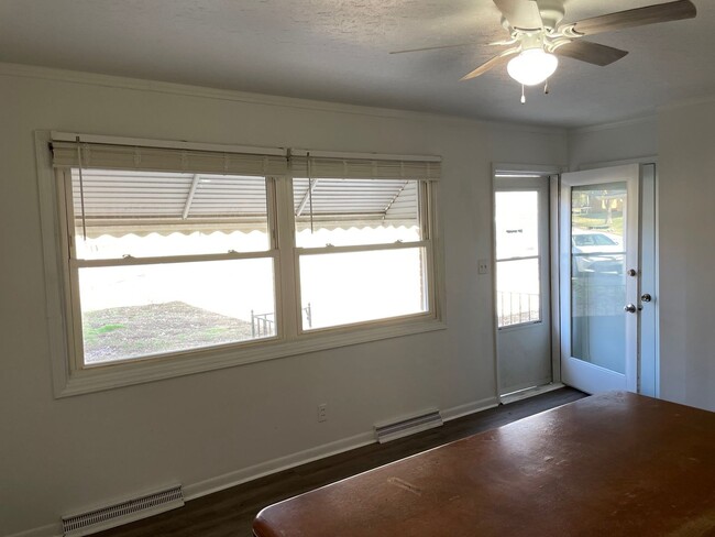 Building Photo - 3/4 BED, 1.5 BATH HOME $1400 MONTH, $1400 ...