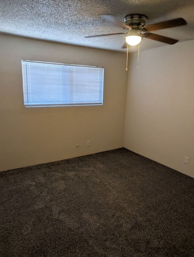 Building Photo - Newly Remodeled Townhouse