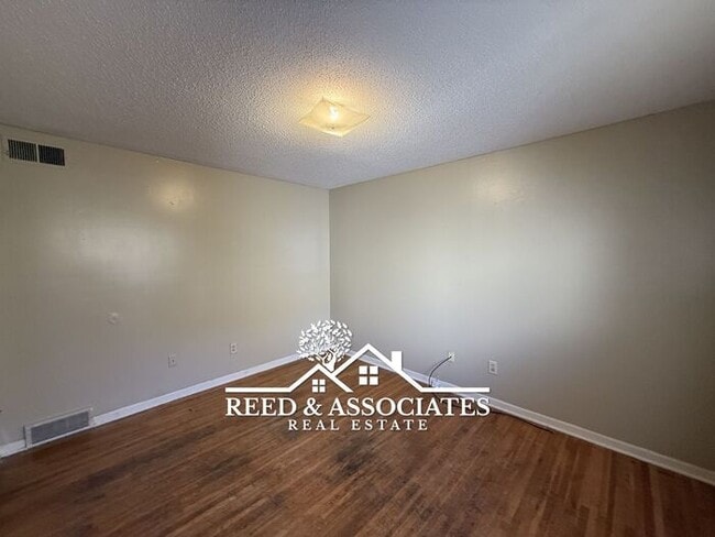 Building Photo - 2-Story Duplex Located Near UofM!