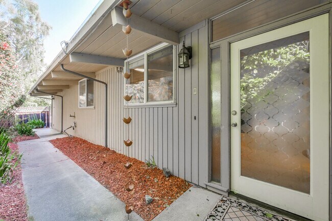 Building Photo - Mountain View Home l Spacious Open Layout Bright and Private Yard