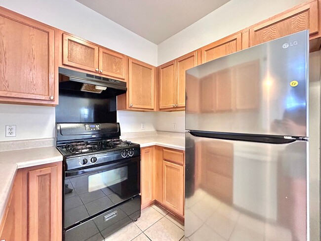 Building Photo - Nice 3BR/2.5BA Two-Story Home with 3-Car G...