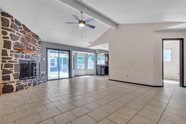 Building Photo - 5000 Fontenay Dr