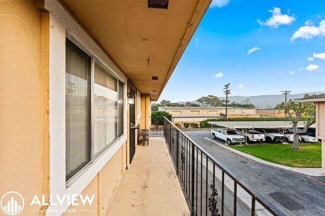 Building Photo - Charming 2-Bedroom Home Steps from Los Rios District