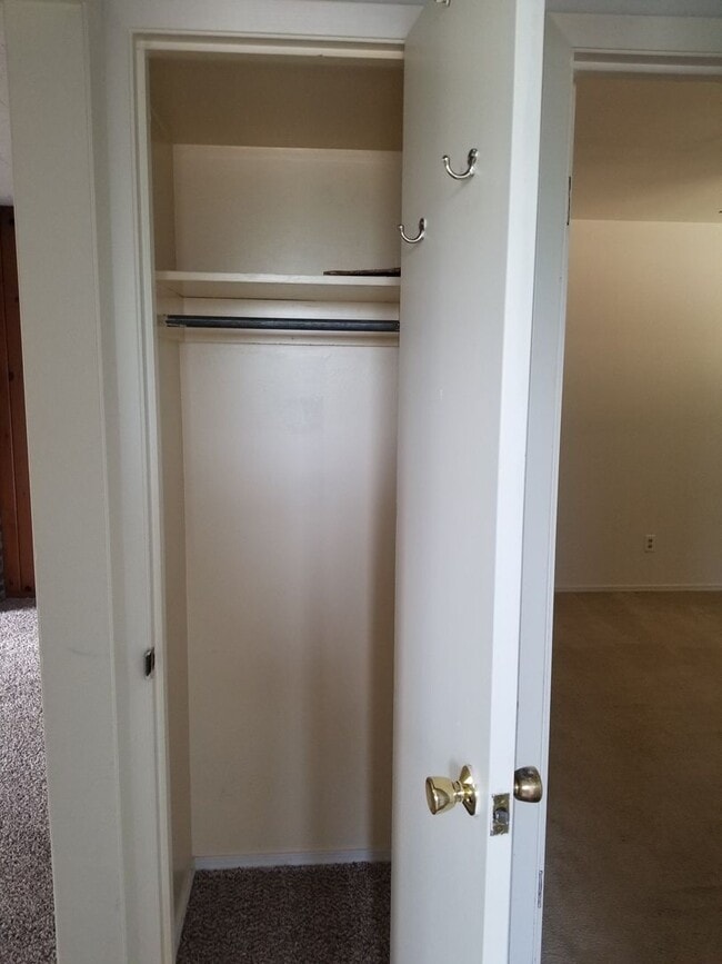 Building Photo - Near Franklin Park 2 br 1ba, stacked washe...