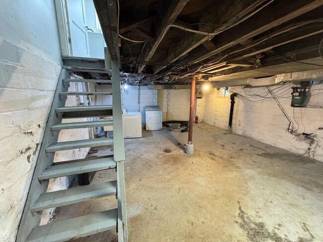 Building Photo - Adorable 2 Bed 1 Bath Home in Brookline W/dedicated office/library space!