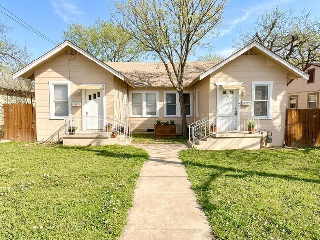 Building Photo - *MOVE IN SPECIAL* Charming Duplex with Fenced Yard – Minutes from St. Philip's College!