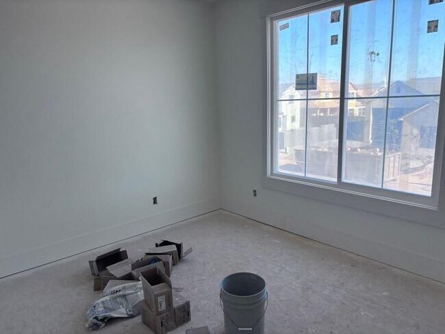 Building Photo - Beautiful 2 story with 6 bedrooms and swimming pool