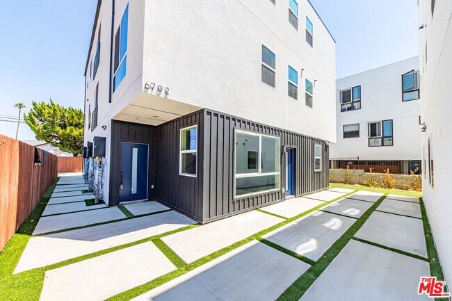 Building Photo - 6700 Balboa Blvd